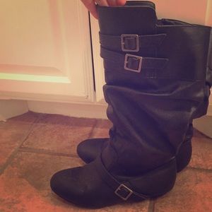 Cute zip up black boots size 5.